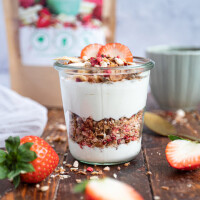 Simply Keto Erdbeere & Weiße Schokolade-Granola 500 g